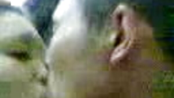 பெரிய அடிமட்டக் குழந்தை டீன்னா சூடான மனநிலையுள்ள மாற்றாந்தாய் மூலம் புணர்ந்தாள்