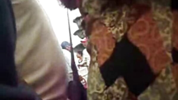 போசோமி சியர்லீடர் பெண் லிஸ் டெய்லர் தனது கூச் ரெயில் மிஷனரி பாணியைப் பெறுகிறார்