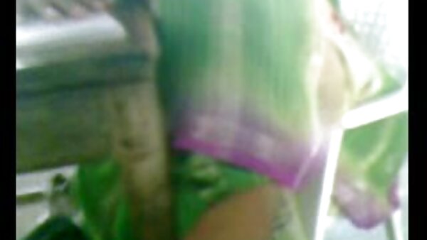 உணர்ச்சிவசப்பட்ட டீன் ஹூ ரோவன் தனது புதிய காதலன் பெர்ரிஸுடன் படுக்கையில் ஒரு பயங்கரமான உல்லாசத்துடன் இருந்தான்