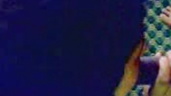 அக்லி எல்லீஸ் ஒரு மிஷனரி மற்றும் நாய்க்குட்டி நிலைகளில் கடுமையாகப் புணர்ந்தார்