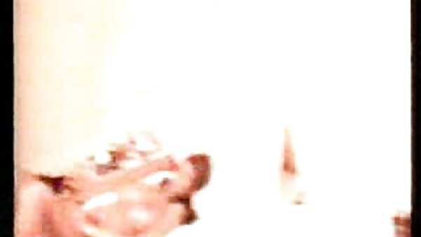 ஸ்டிராபான் அணிந்த கொம்பு அழகி அபிகெயில் மேக் ஒரு குறும்புப் பொன்னிறத்தின் ஈரமான ட்வாட்